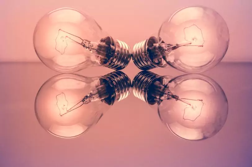 2 ampoules posées sur un miroir
